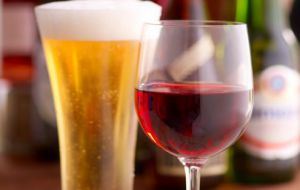 El impuesto de vinos y cervezas, subió de 15% a 21,5% y los destilados tales como ron, pisco y whisky, de 27% a 33,5%, según el proyecto acordado.
