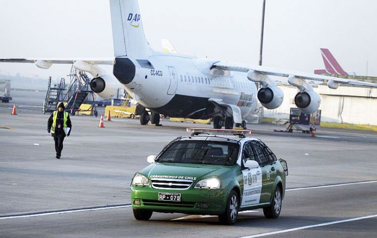 Los guardias estaban indefensos por el protocolo de seguridad aeronáutica que impide el ingreso con armas al recinto aeroportuario  