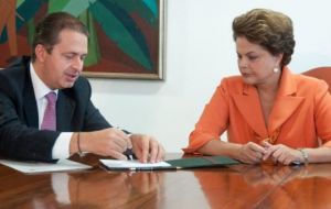 ”El conjunto de Brasil está de luto. Hoy hemos perdido a un gran brasileño, Eduardo Campos (foto). Hemos perdido a un gran compañero”, afirmó Dilma.
