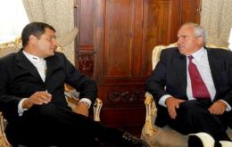 El presidente ecuatoriano Correa y el ex mandatario colombiano Samper, próximo secretario general recorren la sede en construcción 