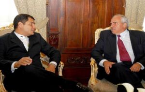 El presidente ecuatoriano Correa y el ex mandatario colombiano Samper, próximo secretario general recorren la sede en construcción 
