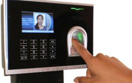 El “sistema biométrico” es con máquinas que registren las huellas de compradores y distribuidores privados de alimentos.