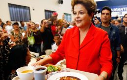 La mandataria se sirvió su bandeja y compartió la mesa con el candidato a gobernador de Rio y clientes habituales