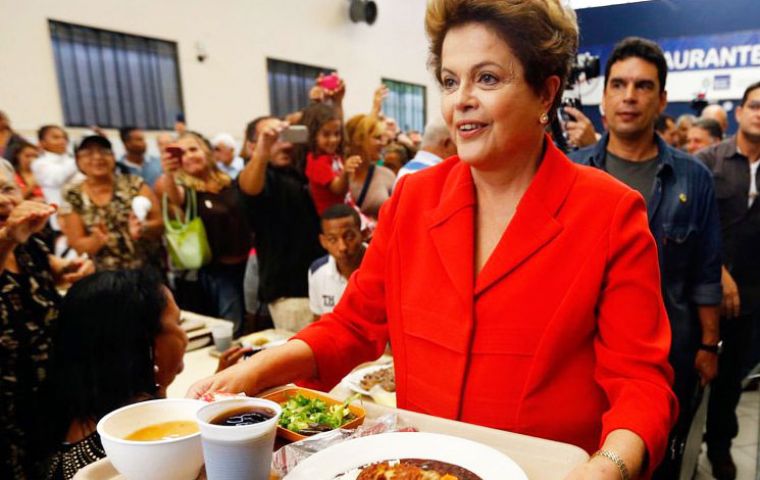 La mandataria se sirvió su bandeja y compartió la mesa con el candidato a gobernador de Rio y clientes habituales