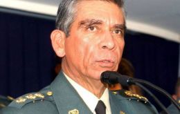 ”Para llegar al fin del conflicto, para surgir como un partido político, tienen que desmovilizarse y tienen que entregar las armas”, dijo el general Mora