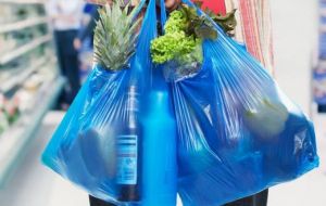 Las bolsas descartables desaparecerán en California de los comercios de venta de alimentos y farmacias a partir del 1 de julio de 2015