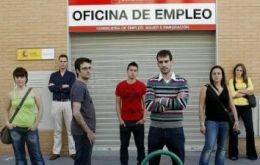El desempleo juvenil es un azote en muchos países de la zona Euro como España (53,8 %), Grecia (53,1 %) e Italia (42,9 %)