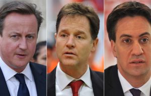 Pero igualmente los líderes políticos británicos, Cameron, Clegg y Miliband  salieron a hacer campaña en Escocia para asegurar el triunfo del NO