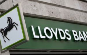 Lloyds, que controla Bank of Scotland, dijo que sus planes de contingencia incluían crear “entidades legales en Inglaterra”.