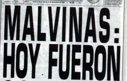 El título en letra catástrofe de Crónica: “Malvinas: hoy fueron ocupadas” que consolidó la posición del diario naciente en el mercado argentino