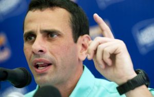 Ojalá se inicie un diálogo verdadero en el país, para buscarle salida a este caos, no sólo económico y social, sino también político”, dijo Capriles