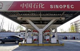 Sinopec, la mayor compañía asiática de refinación por capacidad, seguirá controlando el 70,01% de la filial, que opera unas 30.000 gasolineras en China. 