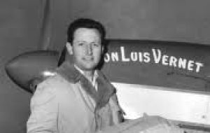 Un piloto argentino-irlandés Miguel Fitzgerald, en un Cessna 185, en 1964, aterrizó en la pista de carreas de caballos en Stanley
