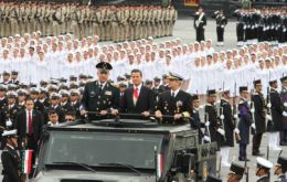 Peña Nieto y altos oficiales pasan revista a la tropa previa al desfile 