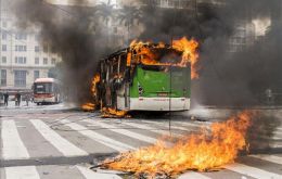 Después de la operación de desalojo del edificio, un autobús urbano fue incendiado en la puerta del Teatro Municipal