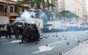La Policía se enfrentó con balas de goma y gases lacrimógenos a los grupos que se resistían al desalojo