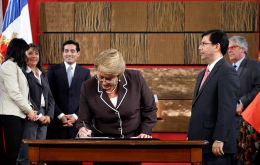 Empero la prometida reforma tributaria de Bachelet, su primer gran logro, no integra el listado pues todavía está en revisión por el Tribunal Constitucional