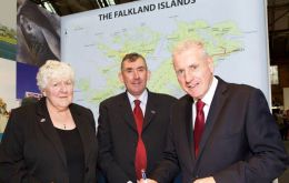 Los legisladores de las Islas, MLA Cheek y MLA Hansen con el parlamentario Vernon Coaker en el stand de Falklands en la conferencia de Manchester (Foto cortesía de GUSPIX)
