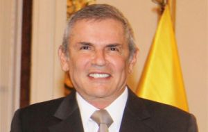 Según un sondeo de CPI Castañeda obtendría el 59,7 % de los votos válidos, en tanto en segundo lugar se ubica Villarán, con un 11,5 %