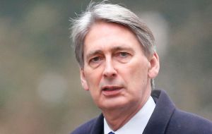“Con un gobierno conservador no habrá entregas, ni acuerdos a escondidas, ni traiciones a Gibraltar o a las Falklands” se comprometió el canciller Hammond 