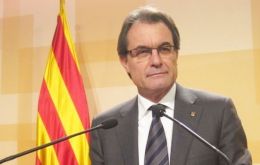 El presidente catalán, Artur Mas, ha reafirmado su intención de seguir adelante, tras haber recibido a cerca de 900 de los 947 alcaldes de Cataluña