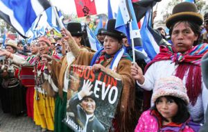 Miles de bolivianos ganaban las calles en La Paz y las principales ciudades del país para festejar el triunfo y la reelección de Morales.