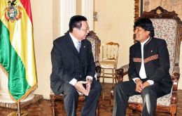 El embajador paraguayo Vera es recibido por el presidente Evo Morales