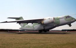 El pasado septiembre el Gobierno brasileño firmó un contrato por 1.925 millones de dólares para la producción de los aviones militares de carga KC-390