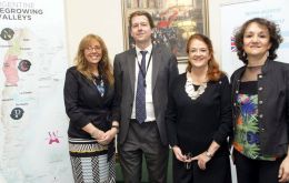 La Embajadora Alicia Castro junto a las diputadas Mara Brewer y Claudia Giaccone y el parlamentario británico Robin Walker