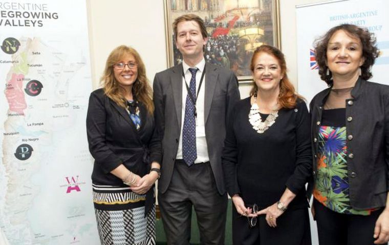 La Embajadora Alicia Castro junto a las diputadas Mara Brewer y Claudia Giaccone y el parlamentario británico Robin Walker
