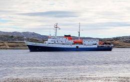 MV Ushuaia anclado en Stanley. Fue el primero de la temporada de cruceros en tanto el Sea Adventurer es esperado para el miércoles 22 (Foto J. Pompert).