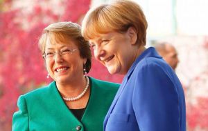 La jefa de estado chilena fue recibida con todos los honores por su par Merkel