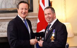 El primer ministro Cameron haciendo entrega de la medalla del Atlántico Sur a uno de los tantos veteranos que fueron recibidos en Downing Street