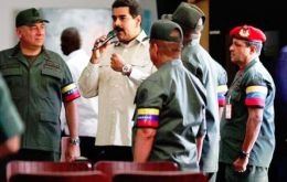 Maduro se quejó de “los ataques de la ultraderecha contra nuestra Fuerza Armada Nacional Bolivariana sólo porque anuncié lo que ustedes se merecen”.