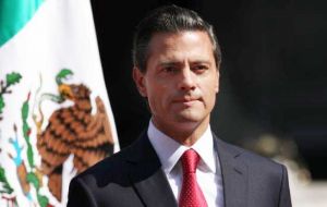 “No atender un evento como éste sería actuar con irresponsabilidad”, dijo Peña Nieto en Anchorage, durante una escala de su viaje a China.