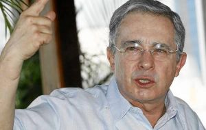 La reelección se aprobó en Colombia en 2005 tras una reforma constitucional que permitió al ex-presidente Alvaro Uribe ganar un segundo periodo en 2006.
