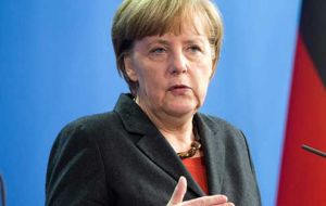 La canciller alemana Merkel rechazó las críticas del Consejo de los Sabios a su paquete de reforma de las pensiones y a la ley del salario mínimo