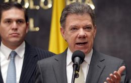 “Lo importante es que las FARC, ya sabemos, fueron los responsables de este secuestro, un secuestro totalmente inaceptable”, dijo Santos.