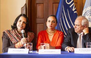 La diputada dominicana Minou Tavárez Mirabal (i) habla junto al secretario general de la Unasur, Ernesto Samper (d), y a la presidenta de la Asamblea de Ecuador Gabriela Rivadeneira (c), en Quito.