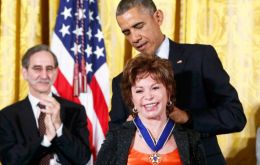 La escritora naturalizada en Estados Unidos recibe la medalla por parte de Obama 