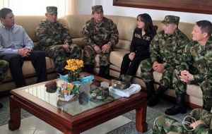 La foto oficial del general Alzate, junto al cabo Rodríguez y la abogada Urrego junto a autoridades civiles y militares colombianas 