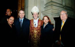El Arzobispo Mennini junto a los embajadores Alicia Castro y Rolando Drago y otras autoridades en el London Oratory 