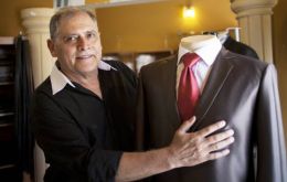 La idea es de Roberto Espínola, que confecciona trajes para presidentes, legisladores, altos funcionarios y hombres de negocios 