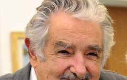 “Había que invadirlos con colchones y con almohadas. Y abrirles las puertas de la Argentina, vengan a jugar al fútbol, absorberlos” sostuvo Mujica
