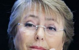 En otro ítem, 48% de los encuestados dijo que Bachelet le inspira “confianza”, una baja de 8 puntos, mientras el 47% señaló que “no le da confianza” 