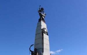 El monumento al combate de las Falklands que se levanta en la costanera de Stanley 