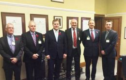 En la foto junto al ministro John Baird. Entre ellos Phyl Richards, Lewis Clifton, el ministro, Mike Summers, Tom Clarence Smith y David Blockley
