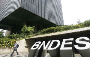 Empero a pesar del mensaje de prudencia fiscal, Dilma aprobó la transferencia de 11.600 millones de dólares al banco estatal de desarrollo BNDES