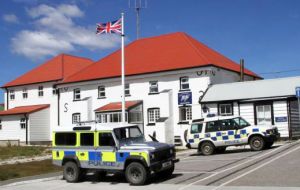 Por qué la policía Real de las Falklands no actúa ante incidentes de esta naturaleza, pregunta la petición.