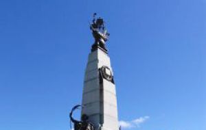 El monumento a la Batalla de las Falklands en la costanera de Stanley